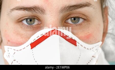 Nahaufnahme Porträt der Ärztin in der Kamera Blick auf Schutzbrille, Anzug und Maske. Bekämpfung der globalen Pandemie und covid-19 Stockfoto