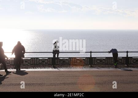 Hove, East Sussex, Großbritannien. Januar 2021, 08. UK Wetter: Ein kühler, aber heller und sonniger Tag an der Strandpromenade und am Strand als Menschenmassen nutzen einige mit Gesichtsmasken das schöne Wetter. Foto-Kredit: Paul Lawrenson/Alamy Live Nachrichten Stockfoto