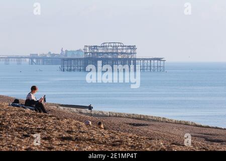 Hove, East Sussex, Großbritannien. Januar 2021, 08. UK Wetter: Ein kühler, aber heller und sonniger Tag an der Strandpromenade und am Strand als Menschenmassen nutzen einige mit Gesichtsmasken das schöne Wetter. Foto-Kredit: Paul Lawrenson/Alamy Live Nachrichten Stockfoto