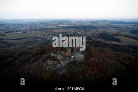 Luftpanorama der mittelalterlichen gotischen Bergburg Burg Hohenzollern Bisingen Hechingen Schwäbische Alb alpen Baden-Württemberg Deutschland Europa au Stockfoto