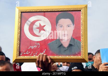 Tunis, Tunesien. Januar 2021. Ein Protestler hält während der Demonstration ein Bild von Mohamed Ben Romdhan. Demonstranten, die vor dem Regierungsplatz in Kasbah aufforderten, forderten den Abschluss des Übergangsprozesses und forderten die Regierung auf, dieses Thema unter strikter Einhaltung der Bestimmungen der Verfassung und des Gesetzes über die Übergangsjustiz zu beschließen. Kredit: SOPA Images Limited/Alamy Live Nachrichten Stockfoto