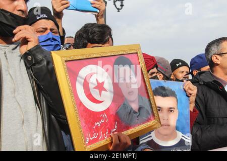 Tunis, Tunesien. Januar 2021. Ein Protestler hält während der Demonstration ein Bild von Mohamed Ben Romdhan. Demonstranten, die vor dem Regierungsplatz in Kasbah aufforderten, forderten den Abschluss des Übergangsprozesses und forderten die Regierung auf, dieses Thema unter strikter Einhaltung der Bestimmungen der Verfassung und des Gesetzes über die Übergangsjustiz zu beschließen. Kredit: SOPA Images Limited/Alamy Live Nachrichten Stockfoto