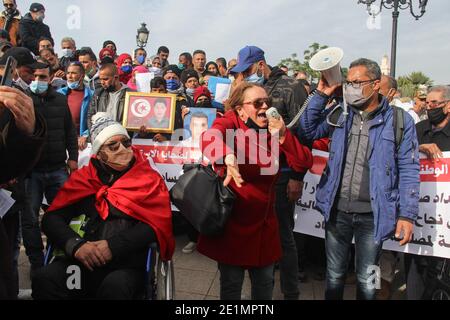 Tunis, Tunesien. Januar 2021. Ein Protestler spricht während der Demonstration durch ein Megaphon. Demonstranten, die vor dem Regierungsplatz in Kasbah aufforderten, forderten den Abschluss des Übergangsprozesses und forderten die Regierung auf, dieses Thema unter strikter Einhaltung der Bestimmungen der Verfassung und des Gesetzes über die Übergangsjustiz zu beschließen. Kredit: SOPA Images Limited/Alamy Live Nachrichten Stockfoto