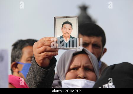 Tunis, Tunesien. Januar 2021. Ein Protestler hält während der Demonstration ein Bild von Mohamed Ben Romdhan. Demonstranten, die vor dem Regierungsplatz in Kasbah aufforderten, forderten den Abschluss des Übergangsprozesses und forderten die Regierung auf, dieses Thema unter strikter Einhaltung der Bestimmungen der Verfassung und des Gesetzes über die Übergangsjustiz zu beschließen. Kredit: SOPA Images Limited/Alamy Live Nachrichten Stockfoto