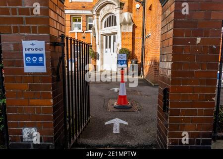 London, Großbritannien. Januar 2021. Thomas's School, Battersea, Warnschilder am Eingang während der ersten Woche der rechtlich durchsetzbaren nationalen Sperre 3. Dies ersetzt Tier-4-Beschränkungen und die Regierung Anweisung ist für alle zu Hause zu bleiben, um den Druck auf die NHS zu sparen. Kredit: Guy Bell/Alamy Live Nachrichten Stockfoto