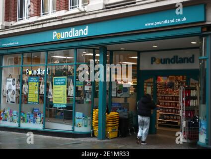 Ein Shopper geht in ein Poundland-Geschäft im Stadtzentrum von Lincoln während Englands dritter nationaler Sperre, um die Ausbreitung des Coronavirus einzudämmen. Durch verstärkte Maßnahmen können die Menschen ihr Zuhause nicht mehr ohne eine vernünftige Entschuldigung verlassen, und die Schulen müssen für die meisten Schüler geschlossen werden. Stockfoto