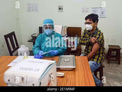 Kalkutta, Indien. Januar 2020. Ein Mitarbeiter im Gesundheitswesen impft einen Mann während des COVID-19-Impfstofftrocknens an einer Medizinischen Hochschule. Das indische Gesundheitsministerium bewertet die Bereitschaft vor der eigentlichen Impfung, die nach Angaben des Gesundheitsministeriums ab dem 13. Januar beginnen kann. Kredit: SOPA Images Limited/Alamy Live Nachrichten Stockfoto