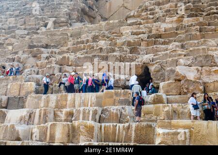 Touristen versammeln sich am Eingang zur Großen Cheops-Pyramide (Khufu) im Gizeh-Pyramidenkomplex (Gizeh-Nekropole) auf dem Gizeh-Plateau, Kairo, Ägypten Stockfoto