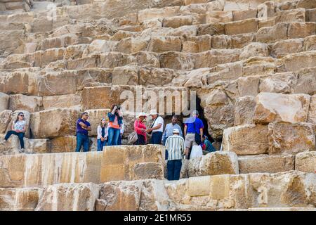 Touristen versammeln sich am Eingang zur Großen Cheops-Pyramide (Khufu) im Gizeh-Pyramidenkomplex (Gizeh-Nekropole) auf dem Gizeh-Plateau, Kairo, Ägypten Stockfoto