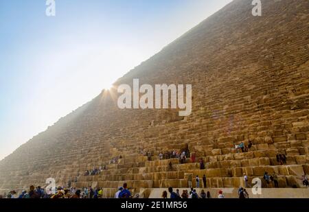 Touristen versammeln sich am Eingang zur Großen Cheops-Pyramide (Khufu) im Gizeh-Pyramidenkomplex (Gizeh-Nekropole) auf dem Gizeh-Plateau, Kairo, Ägypten Stockfoto