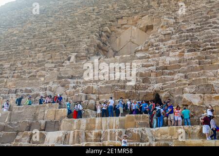 Touristen versammeln sich am Eingang zur Großen Cheops-Pyramide (Khufu) im Gizeh-Pyramidenkomplex (Gizeh-Nekropole) auf dem Gizeh-Plateau, Kairo, Ägypten Stockfoto