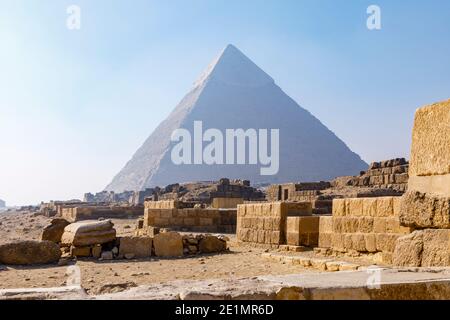 Blick auf die Pyramide von Khephren (Chephren) im Giza Pyramid Complex (Giza Necropolis) auf dem Giza Plateau, Kairo, Ägypten in der frühen Morgensonne Stockfoto