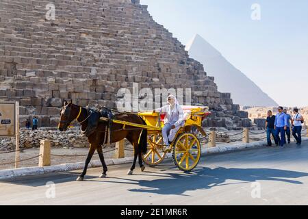 Pferd und Falle für touristische Besichtigungsfahrten mit einem lokalen arabischen Fahrer durch die große Pyramide im Gizeh Pyramid Komplex (Giza Necropolis), Kairo, Ägypten Stockfoto