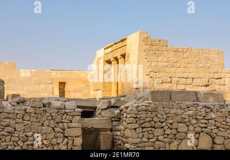Ruinen des Grabtempels von Khepre im Giza Pyramid Complex (Giza Necropolis), Kairo, Ägypten in der frühen Morgensonne und klaren blauen Himmel Stockfoto