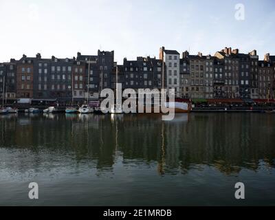 Postkartenpanorama von alten historischen Gebäudefassaden im Hafen Von Fischerdorf Stadt Honfleur Calvados Normandie Frankreich in Europa Stockfoto