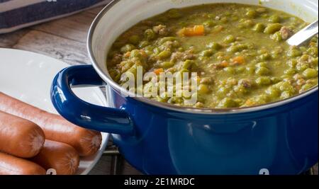 Frisch gekochte Erbsensuppe im Retro-Stil Eine Tabelle Stockfoto