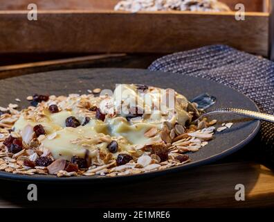 Vanilleproteinpudding mit Hafer, Rosinen und Mandeln Stockfoto