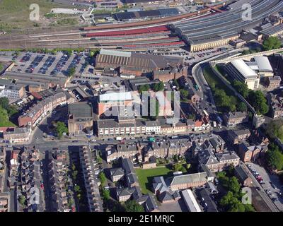 Luftaufnahme der Blossom Street und Queen Street, die zur York Station (oben rechts), York City entre führt Stockfoto