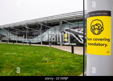 London Southend Airport, Essex, Großbritannien. Januar 2021. Ryanair Boeing 737 Flugnummer FR2190 hat nach Malaga in Spanien abgeflogen und wird am Abend zurückkehren. Danach wird der Flughafen Southend wegen der COVID 19-Sperre bis mindestens Februar den Passagierflug schließen. Ein weiterer Schlag für den Flughafen. EasyJet schloss zu Beginn der Pandemie ihre Basis in Southend, unterstützte aber die Finanzen des Flughafens, indem sie dort eine Menge Flugzeuge eingelagert hatte. Diese sind jetzt alle abgereist. Besitzer Stobart bitten um staatliche Hilfe, um ihnen zu helfen. Name wird in Esken geändert Stockfoto