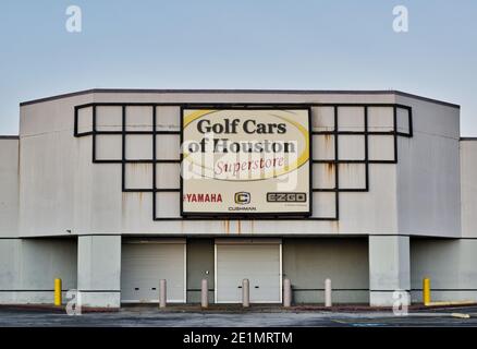 Houston, Texas USA 01-01-2021: Golf Cars von Houston Storefront in Houston, TX mit Parkplatz im Vordergrund. Stockfoto