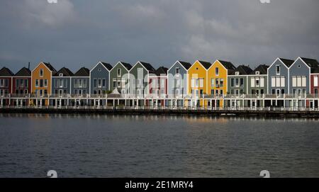 Bunte Holz Regenbogen Häuser moderne Architektur auf Rietplas See Fluss Wasserkanal in Houten Utrecht Niederlande Europa Stockfoto
