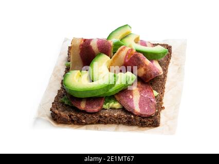 Sandwich mit pflanzlichen Bacon Rasher und Avocado isoliert auf weiß Stockfoto