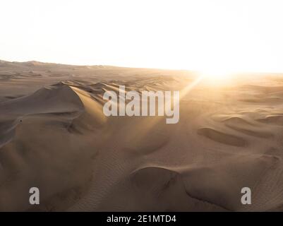 Luftpostkarte Panorama Sonnenuntergang Ansicht von isolierten einsamen Mann Person in trockenen Sanddünen Küstenwüste Oase von Huacachina Ica Provinz Peru Süd Stockfoto