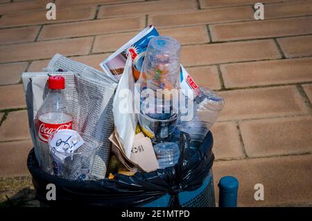 Abfalleimer bis zum Rand in der spanischen Stadt Palma, Mallorca, Balearen, Spanien gefüllt. Stockfoto