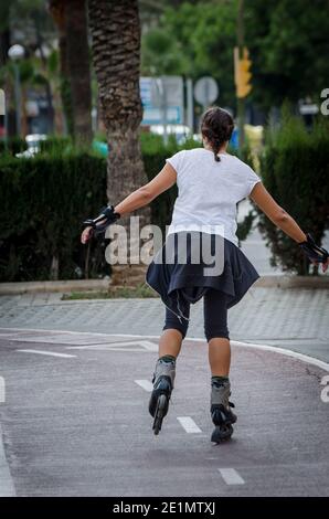 Frau Rollerblading in der Stadt Palma, Mallorca, Spanien. Stockfoto