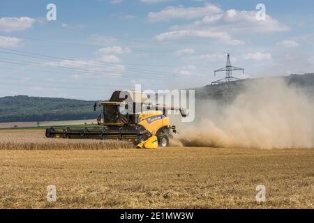 Ein New Holland Mähdrescher, der in Eisenach, Deutschland, auf einem Feld arbeitet Stockfoto