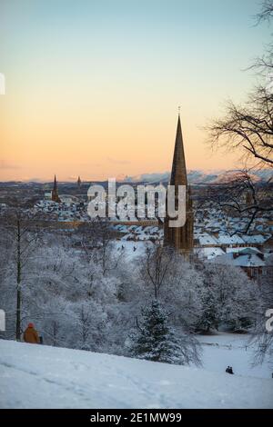 Verschneite Aussicht über Glasgow in Richtung der Camspies im Winter Stockfoto