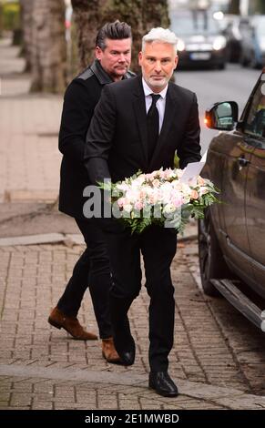 Phil Turner (links) und der Haar- und Make-up-Künstler Gary Cockerill kommen im Golders Green Crematorium im Norden Londons an, um die private Beerdigung von Dame Barbara Windsor zu feiern. Stockfoto