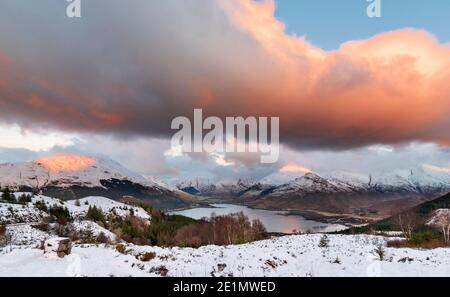 SCHOTTLAND WESTKÜSTE HIGHLANDS KINTAIL WINTER SCHNEE UND ABENDLICHT AUF FÜNF SCHWESTERNBERGEN EIN BLICK VOM BEALACH RATAGAIN AUF DEM WEG NACH GLENELG Stockfoto