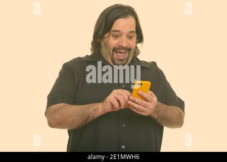 Gerne Fett kaukasischen Mann lachend, während mit Handy Stockfoto