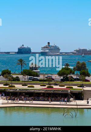 Der Parc de la Mar in Palma Mallorca Balearen Spanien eröffnet im Jahr 1984 hier mit großen Kreuzfahrtschiffen sichtbar im Hafen am Horizont gesehen. Stockfoto