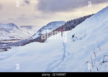 Mountainbiken im Neuschnee, in der Nähe von Loweswater, dem Lake District Stockfoto