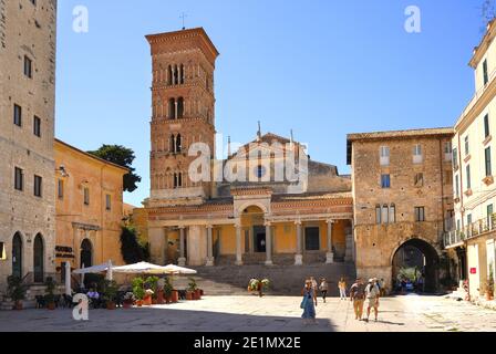 Terracina, Latium, Italien. Piazza Municipio. Kathedrale von San Cesario / Saint Caesarius Stockfoto