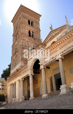 Terracina, Latium, Italien. Piazza Municipio. Kathedrale von San Cesario / Saint Caesarius Stockfoto