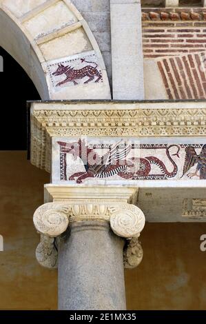 Terracina, Latium, Italien. Piazza Municipio. Kathedrale von San Cesario / Saint Caesarius. Detail der Fassade, ionischen Säulen und Mosaiken Stockfoto