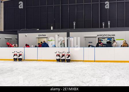 Legionowo, Polen - 6. Januar 2020: Eishalle. Wintersport und körperliche Aktivität für Kinder im Winter. Stockfoto