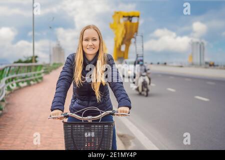 Die Frau fährt auf der Drachenbrücke in Da mit dem Fahrrad Nang Stockfoto