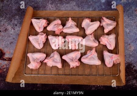 Roh Chicken Wings Dreieck auf Metall-Grill. Rohe Hähnchenflügel Stockfoto