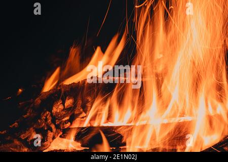 Holz brennt im Feuer. Feuer für bushcraft und Tourismus in der Nacht gibt Wärme und Licht. Stockfoto