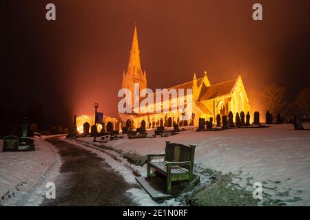 St. Peter's Church, Belmont, Lancashire, England, Großbritannien. Kirche von England, Bistum von Manchester. Kirchengelände beleuchtet in der Nacht im Schnee Stockfoto