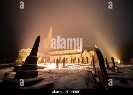 St. Peter's Church, Belmont, Lancashire, England, Großbritannien. Kirche von England, Bistum von Manchester. Kirchengelände beleuchtet in der Nacht im Schnee Stockfoto