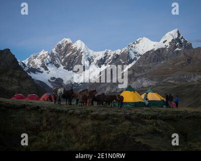 Panoramablick auf die schneebedeckten Berge der Cordillera Huayhuash Circuit Alpin Bergkette vom Zeltlager Janca Mitucocha Mitococha See Ancash Huanu Stockfoto