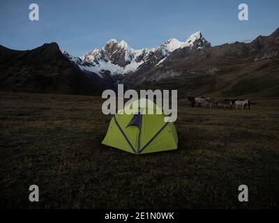 Panoramablick auf die schneebedeckten Berge der Cordillera Huayhuash Circuit Alpin Bergkette vom Zeltlager Janca Mitucocha Mitococha See Ancash Huanu Stockfoto