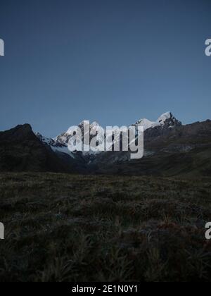 Panoramablick auf die schneebedeckten Berge der Cordillera Huayhuash Circuit Alpin Bergkette vom Zeltlager Janca Mitucocha Mitococha See Ancash Huanu Stockfoto