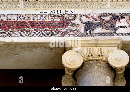 Terracina, Latium, Italien. Piazza Municipio. Kathedrale von San Cesario / Saint Caesarius. Detail der Fassade, ionischen Säulen und Mosaiken eines Bootes und ein gry Stockfoto