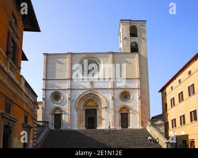 Todi, Umbrien, Italien. Kathedrale von Todi / Duomo di Todi / Concattedrale della Santissima Annunziata (14.Jh.) Westfassade Stockfoto